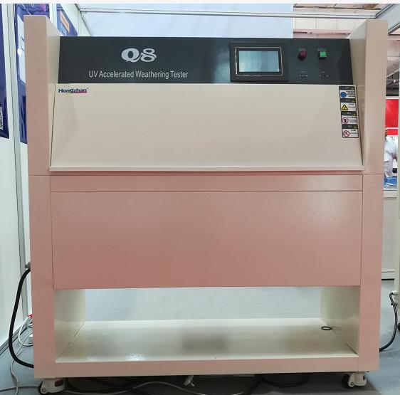 Каким образом лабораторная камера для испытаний на ультрафиолетовое излучение воспроизводит воздействие солнца и дождя?